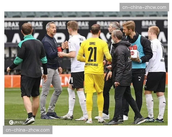 半场：十人应战的弗赖堡主场0-0暂平门兴格拉德巴赫