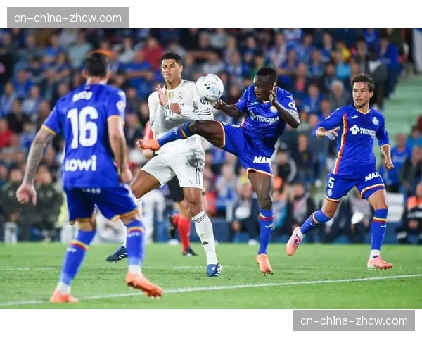 特写：录像分析室内，皇马教练组逐帧复盘国家德比的防守切换时机